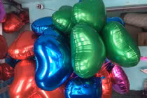 Bóng bay làm đứt tay