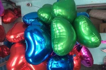 Bóng bay làm đứt tay