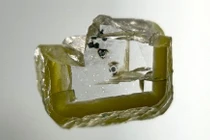 Khoáng chất kỳ bí mới được tìm thấy trong viên kim cương