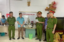 Cơ quan công an đọc lệnh khởi tố đối với Hoàng Văn Cường. Ảnh: Công an cung cấp.