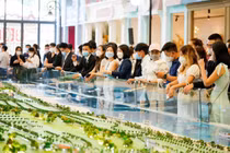 Khách tham quan sa bàn Dự án NovaWorld Phan Thiet tại Novaland Gallery, quận 1, TPHCM.