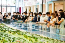 Khách tham quan sa bàn Dự án NovaWorld Phan Thiet tại Novaland Gallery, quận 1, TPHCM.