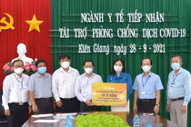 Đại diện Tập đoàn Sun Group (áo xanh) trao bảng tượng trưng hỗ trợ lãnh đạo Sở Y tế Kiên Giang.