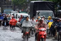 Kinh nghiệm "sống còn" khi đi xe trong mưa, bão