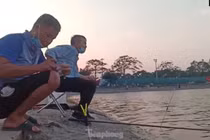 Câu cá, thu phế tại hồ công cộng ở Hà Nội: Chính quyền không biết thu tiền cho ai?