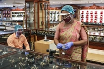 Người Ấn Độ đổ đi bán vàng vì khó khăn