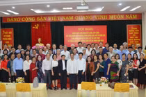 Các đại biểu tham dự tham dự Hội nghị chụp ảnh lưu niệm sau khi nắm rõ được những nội dung Kết luận, Quy định của Ban Chấp hành Trung ương Đảng lần thứ tư khóa XIII.