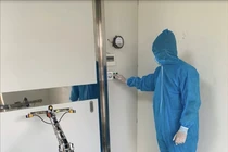  Robot khử khuẩn phòng cách ly