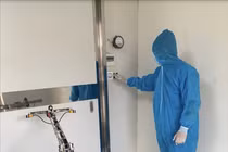  Robot khử khuẩn phòng cách ly