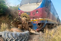 Tàu hỏa đâm công nông