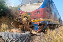 Tàu hỏa đâm công nông