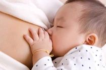 Cho con bú vẫn nên tiêm phòng văcxin Covid-19 