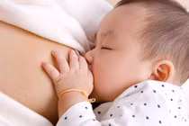 Cho con bú vẫn nên tiêm phòng văcxin Covid-19 