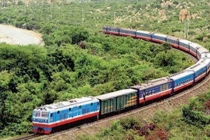 Khẩn cấp dừng tàu Bắc - Nam vì phát hiện bom nằm áp sát đường sắt