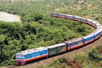 Khẩn cấp dừng tàu Bắc - Nam vì phát hiện bom nằm áp sát đường sắt