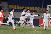 Đội tuyển Việt Nam mặc quần áo trắng.