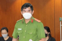 Thượng tá Huỳnh Quang Tuyến, Phó Trưởng phòng Tham mưu Công an TPHCM cung cấp thông tin tại buổi họp báo.