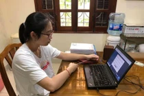 Học trực tuyến, trên truyền hình: Cha mẹ có trách nhiệm giám sát