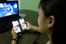 Người dân cần cảnh giác với tin nhắn mạo danh ngân hàng để tránh trở thành nạn nhân của tội phạm khi giao dịch trên mạng internet. 