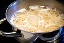 Sai lầm phổ biến khi luộc mỳ