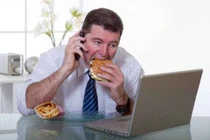 Sai lầm khi ăn trưa dễ gây bệnh