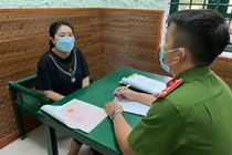 Hoàng Thị Lan tại cơ quan điều tra. Ảnh: Công an tỉnh Quảng Bình.