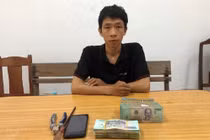 Nguyễn Hồng Vương cùng tang vật tại cơ quan điều tra. (Ảnh: Công an TP Đà Nẵng).