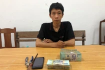 Nguyễn Hồng Vương cùng tang vật tại cơ quan điều tra. (Ảnh: Công an TP Đà Nẵng).