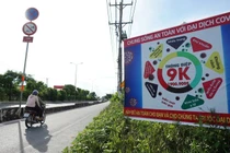 Dọc các trục đường chính, huyện Củ Chi dựng nhiều bảng banner lớn tuyên truyền thông điệp 9K trong cách phòng chống dịch Covid-19.