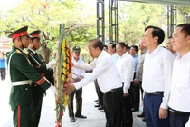 Phó Thủ tướng Thường trực dâng hương, tặng quà các gia đình có công tỉnh Quảng Trị