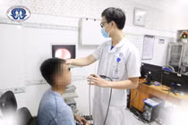 Đi rừng bắt ếch vắt chui vào mũi