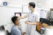 Đi rừng bắt ếch vắt chui vào mũi