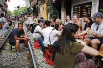 Phố cà phê đường tàu đông nghịt du khách check-in cảm giác mạnh