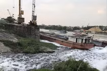 Nước đen hôi thối đe dọa nhà máy nước sạch