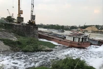 Nước đen hôi thối đe dọa nhà máy nước sạch