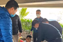 Đối tượng Sơn bị bắt khi đang sống lang thang ở khu vực gầm cầu vượt trên đại lộ Thăng Long. 