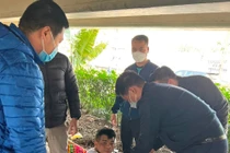 Đối tượng Sơn bị bắt khi đang sống lang thang ở khu vực gầm cầu vượt trên đại lộ Thăng Long. 