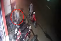 Kẻ gian đang bẻ khóa chiếc xe máy.