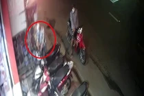 Kẻ gian đang bẻ khóa chiếc xe máy.