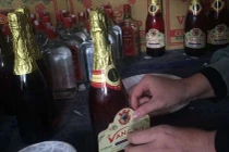 Rượu vang từ nước lọc và hóa chất độc thế nào?