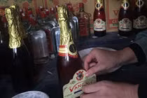 Rượu vang từ nước lọc và hóa chất độc thế nào?