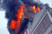 Video: Bốc cháy tầng tum ngôi nhà 4 tầng ở Khương Đình (Hà Nội)