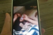 Người mẹ đau xót khi xem clip con bị nhét giẻ vào mồm