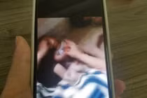 Người mẹ đau xót khi xem clip con bị nhét giẻ vào mồm