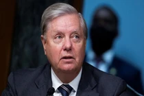 Người ủng hộ ông Trump bao vây một nghị sĩ Cộng hòa