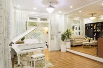 Bị chê “phòng khách lỗ mũi”, Vy Oanh khoe biệt thự hoành tráng