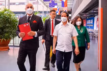 Thầy Mike Miller, Hiệu trưởng Trường SNA đưa Bộ trưởng Nguyễn Kim Sơn và các đại biểu đi tham quan trường.