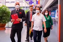 Thầy Mike Miller, Hiệu trưởng Trường SNA đưa Bộ trưởng Nguyễn Kim Sơn và các đại biểu đi tham quan trường.