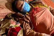 Bé trai 9 ngày tuổi cùng bố mẹ vượt gần 1.000 km bằng xe máy về quê