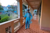 Nhân viên y tế trường học đang phun khử trùng khu vực các lớp học tại trường THCS Thị trấn Tam Đường. Ảnh: Hoàng Cường.